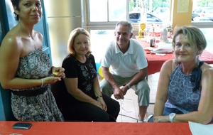 Les parents tenant la buvette